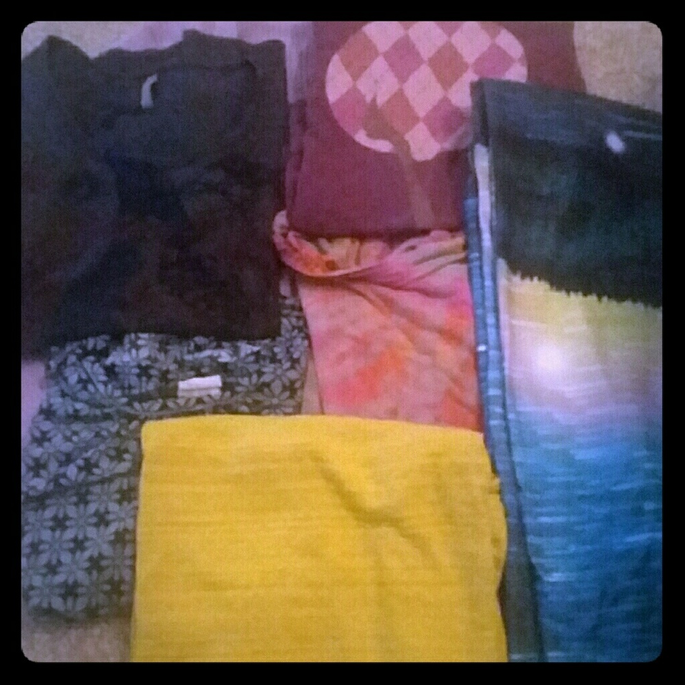 6 tops and a pair of leggings med.to L - Picture 1 of 6